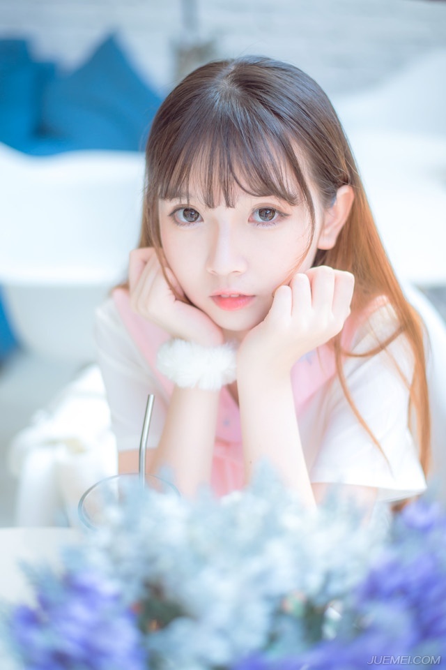 “那庞统真的如此厉害？”马谡疑惑的看向诸葛亮，庞统的名字他自然也听过，随着庞统出仕吕布，一些黑历史也渐渐被挖出来，那对于荆襄世家来说，并不是一件好事，当初庞统初出茅庐，欲见刘表，却因为长得太丑，连刘表的面都没有见到，恰逢吕玲绮在荆州横行，被蔡瑁所困，正是因为庞统相助，才得以脱困，然后不知怎么的，就跑去了西域，创下了不小的功业，而后在冀州时正式效忠吕布，助吕布推广均田，也是从那时候开始，荆州庞家，因为庞统的原因开始遭到排斥，声势大不如前，这两年更是销声匿迹。